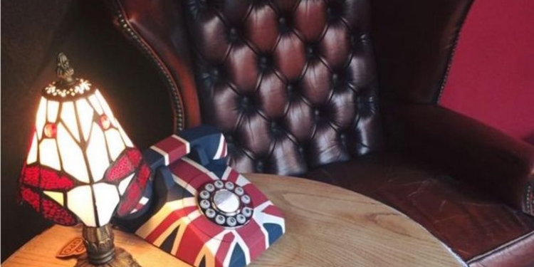 Только живое общение: в Англии владелец паба заблокировал в нём мобильную связь