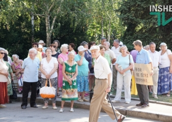 «Война народа Украины с олигархами»: в Николаеве пенсионеры вышли на пикет против повышения тарифов ЖКХ