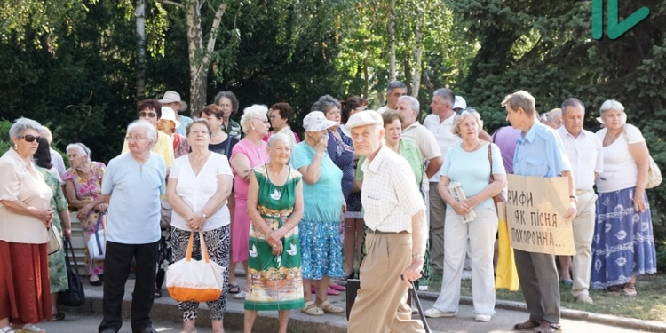 «Война народа Украины с олигархами»: в Николаеве пенсионеры вышли на пикет против повышения тарифов ЖКХ