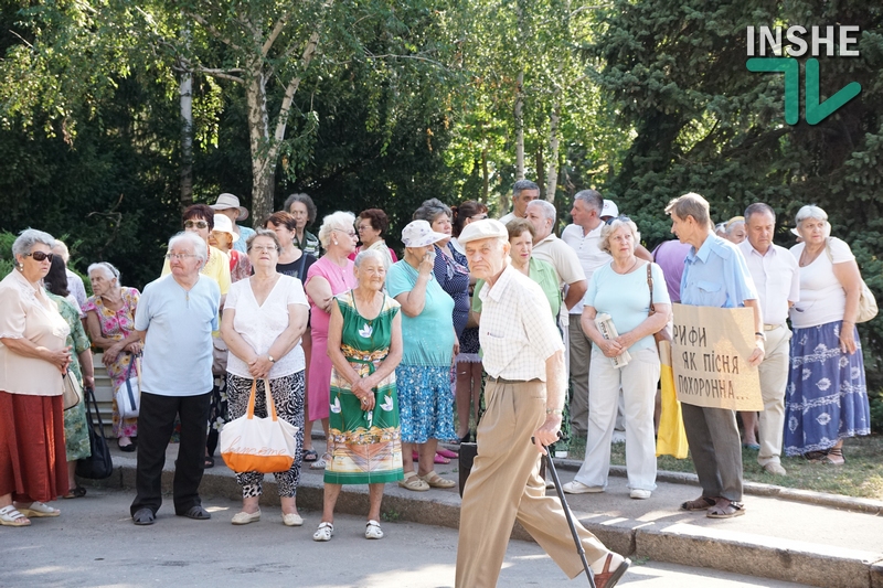 «Война народа Украины с олигархами»: в Николаеве пенсионеры вышли на пикет против повышения тарифов ЖКХ 9