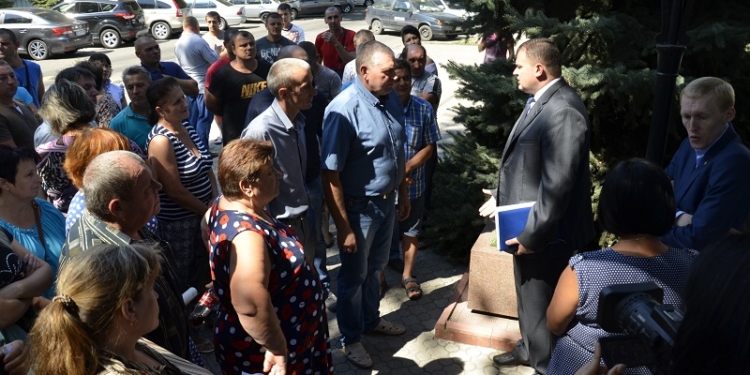 Прокурор Николаевской области вышел к пикетчикам и пообещал быстрое и объективное расследование конфликта в с. Петровка