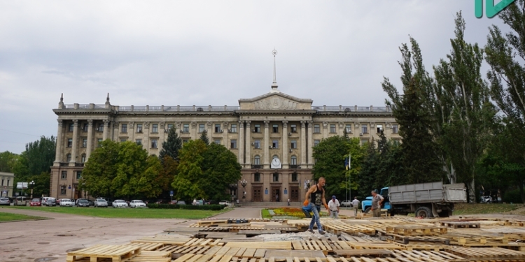 В Николаеве на развалинах памятника Ленину установят цветочный флаг Украины. Осталось звезду с горсовета спилить…