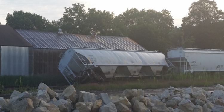 Как вы яхту назовете. В США грузовой состав врезался в бар “Сошедший с рельсов”