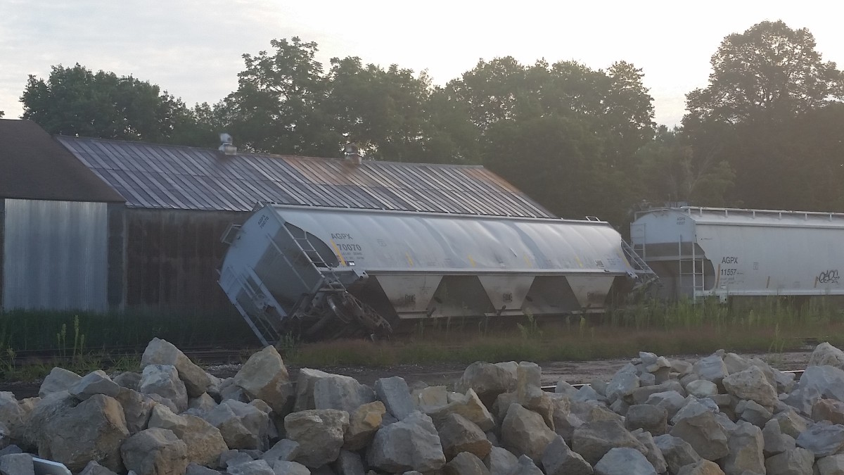 Как вы яхту назовете. В США грузовой состав врезался в бар “Сошедший с рельсов”