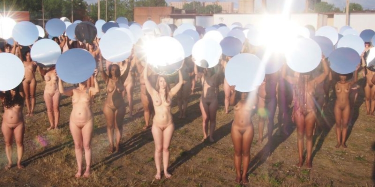 Сотня обнаженных женщин устроили акцию против Дональда Трампа