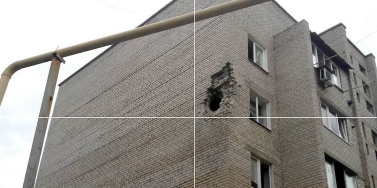 Боевики в Марьинке расстреляли жилой дом из артиллерии