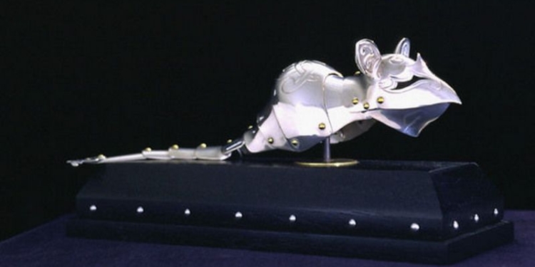 Канадский ювелир делает рыцарские доспехи для мышей и кошек