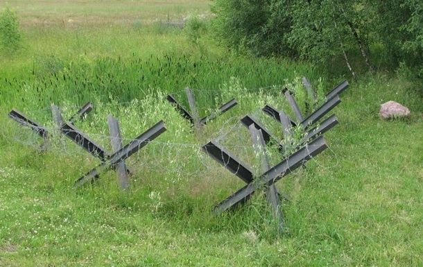 На админгранице с Крымом в Херсонской области поставят противотанковые ежи 1