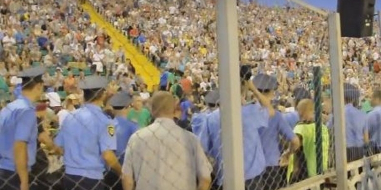 По ходу матча “Ворскла” – “Локомотива” произошла драка фанатов с полицией