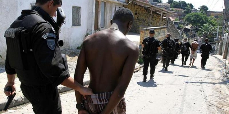 На время Олимпиады полиция взяла в осаду фавелы Рио