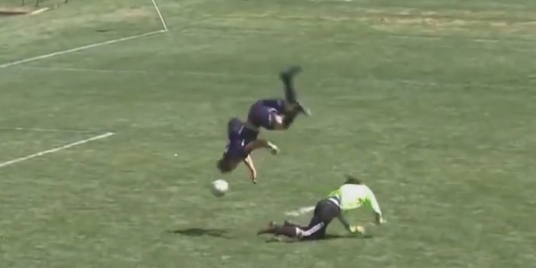 Игрок школьной футбольной команды забил гол, сделав сальто через вратаря