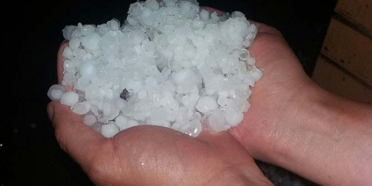 В Полтаве разгулялась стихия: мощный ливень и град размером с грецкий орех