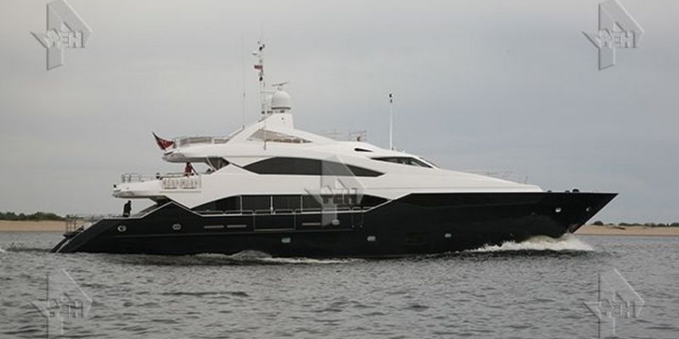 Янукович появился в Волгограде на дорогой яхте