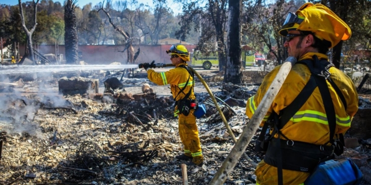 Чрезвычайное положение. Калифорния в огне, сгорело около 200 домов