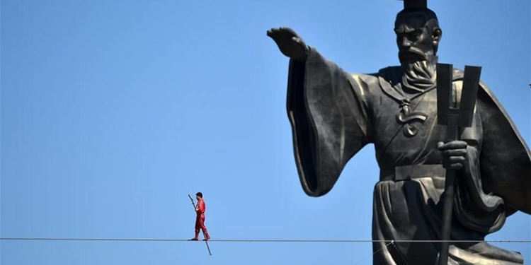 Канатоходец прошел 1800 м над рекой Хуанхэ без страховки