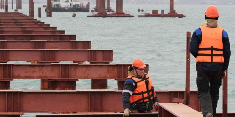 Бегство из “концлагеря”. Без денег и еды шел пешком домой на Урал строитель Керченского моста