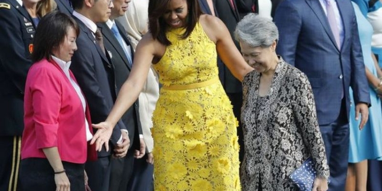 Первая леди Сингапура превратила поделку из школы для аутистов в модный аксессуар