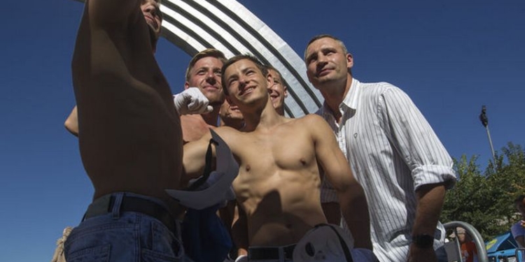 Кличко вышел на публику в центре Киева в маске и голый по пояс