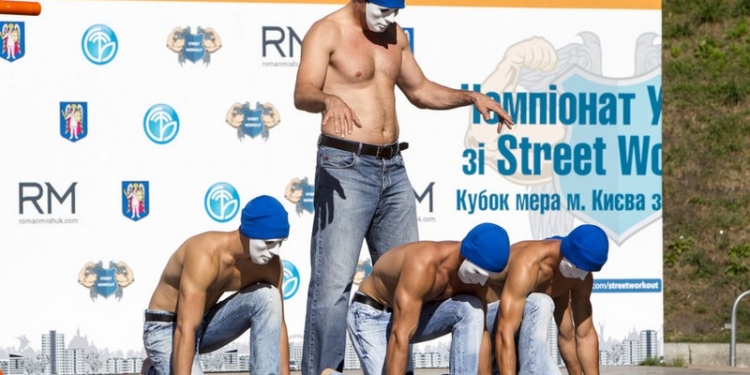 Кличко вышел на публику в центре Киева в маске и голый по пояс