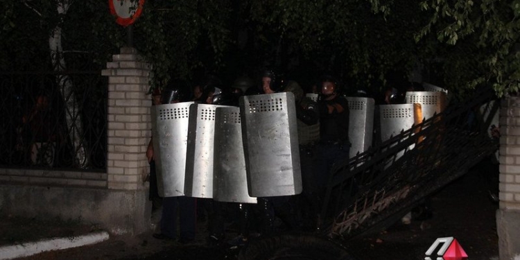 В  Кривом Озере на Николаевщине жители штурмовали отделение полиции: