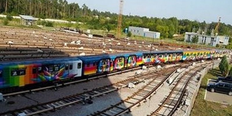 Радужный “поезд-мурал” появился в киевском метро