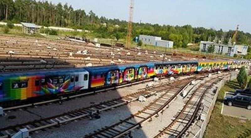 Радужный "поезд-мурал" появился в киевском метро 1