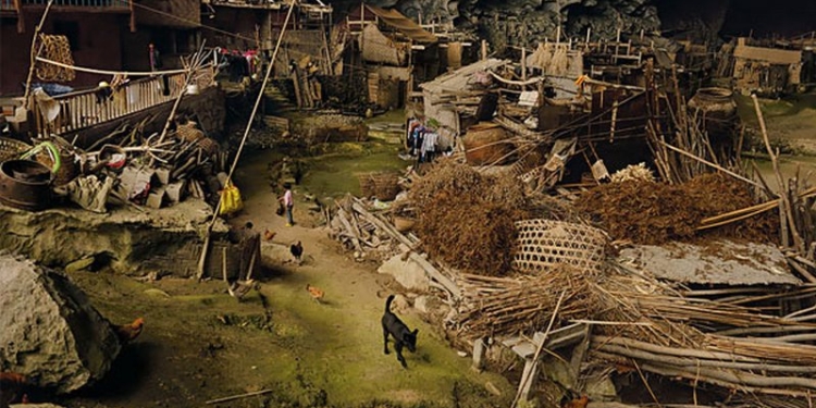 В Китае есть уникальная деревня, которая расположена в гигантской пещере