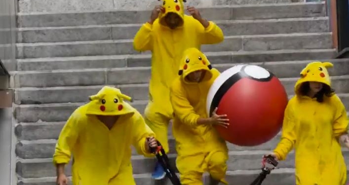 Месть покемонов: банда пикачу обстреляла игроков гигантскими покеболами
