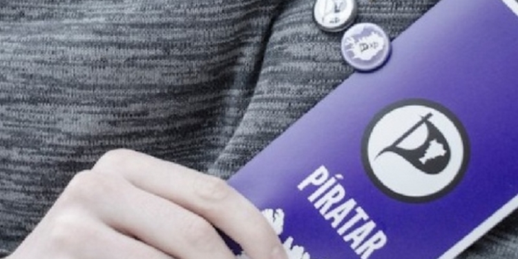 Без чиновников и депутатов: в Исландии на выборах может победить Пиратская партия, выступающая за введение системы прямой демократии