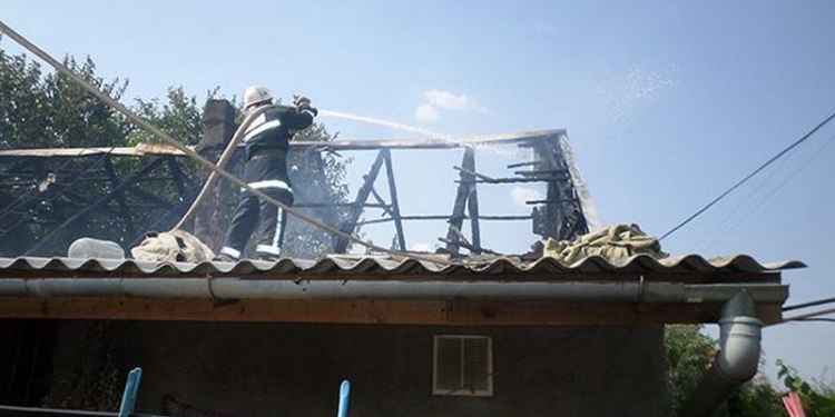 За один день дважды горели крыши жилых домов на Николаевщине