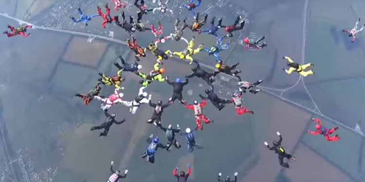 Мировой рекорд: в Харькове 50 парашютистов собрали самую большую фигуру на высоте 5200 м