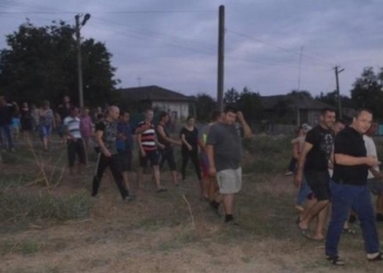 Из-за убийства ребенка в Измаильском районе толпа разгромила цыганские дома