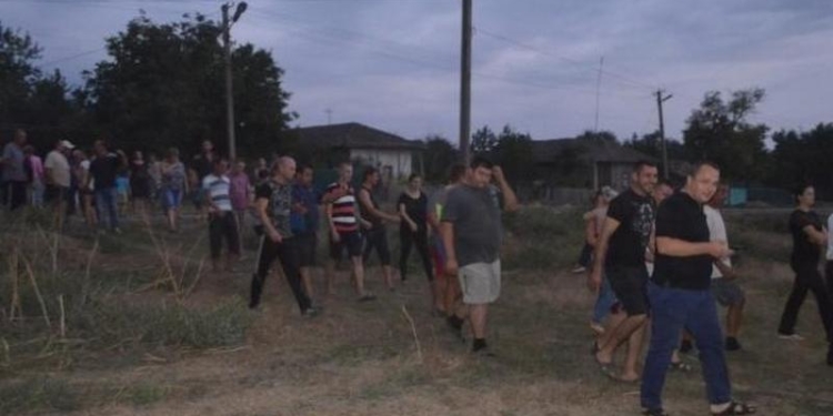 Из-за убийства ребенка в Измаильском районе толпа разгромила цыганские дома