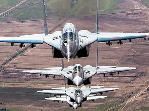 РФ у границы с Украиной подняла в воздух самолёты и вертолёты, а в Крыму под прикрытием высадила десант