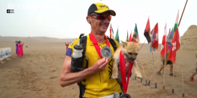 Чтобы перебраться из пустыни Гоби в Европу, китайская дворняжка бежала за шотландцем 125 км