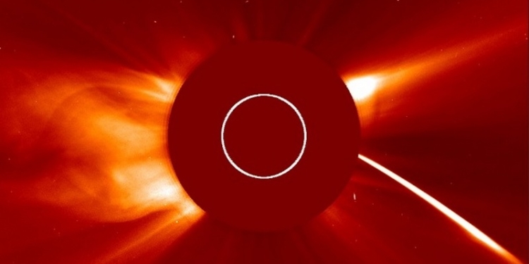 Ученые представили видео разорванной Солнцем кометы