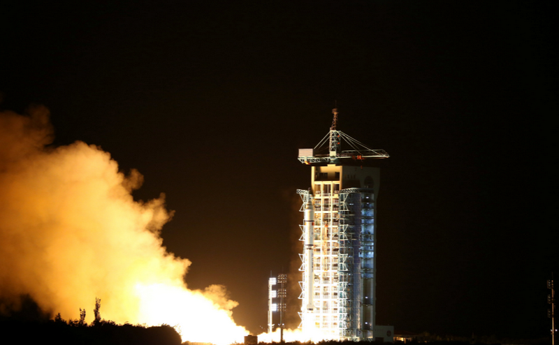 Китай ввел в эксплуатацию первый в мире спутник квантовой связи "Мо-цзы" 1
