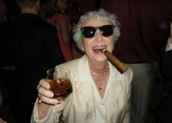 80-летняя пенсионерка в Польше опаивала и грабила  мужчин, с которыми знакомилась по объявлениям