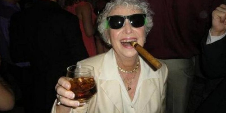 80-летняя пенсионерка в Польше опаивала и грабила  мужчин, с которыми знакомилась по объявлениям