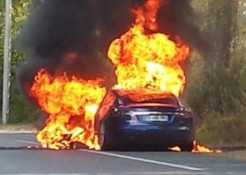 Tesla во время тест-драйва вспыхнула и сгорела дотла