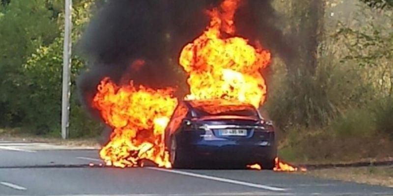 Tesla Model 3 на автопилоте попала в аварию: двое пассажиров сгорели 1