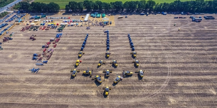 Тризуб из комбайнов и тракторов. Украинские аграрии выстроились в огромный герб