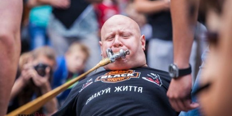 Богатырь Тягнизуб: врач тянул зубами два туристических автобуса, чтобы собрать деньги  на лечение