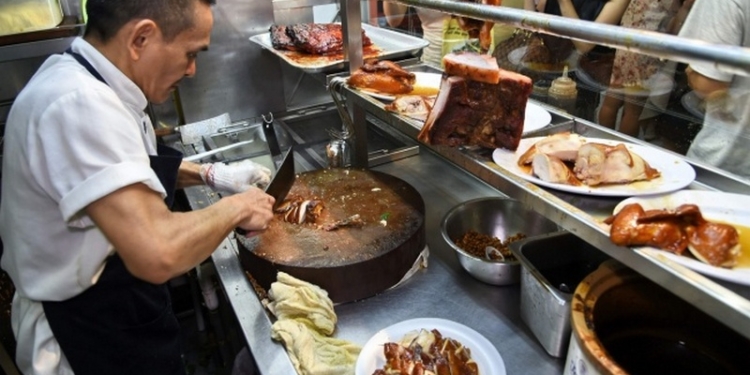 Это вам не “Брячина”: уличный торговец лапшой в Сингапуре получил звезду Мишлен