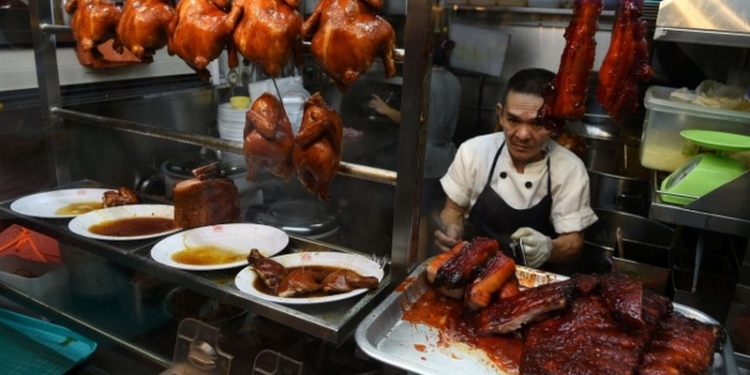 Это вам не “Брячина”: уличный торговец лапшой в Сингапуре получил звезду Мишлен