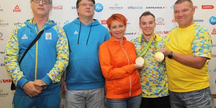 Олимпийского чемпиона Верняева встретили в аэропорту “Борисполь” с военным оркестром