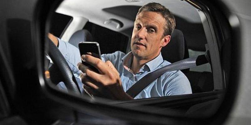 После 45 за руль с телефоном не садиться: ученые определили возраст худших водителей 1