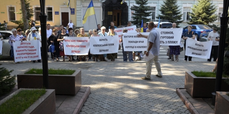 В николаевской прокуратуре поблагодарили пикетчиков и пообещали разорвать договор на  аренду пляже Коблево