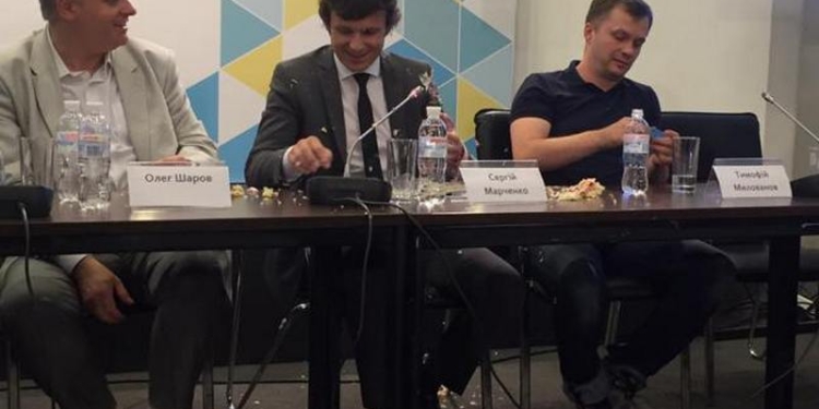 «Нет стипендии — ешь министров». В замминистра финансов бросили торт