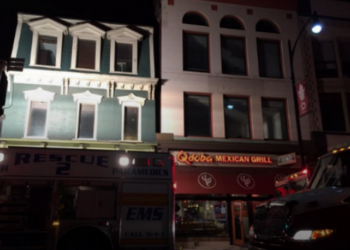 В США студент застрял между домами, пытаясь поразить любимую